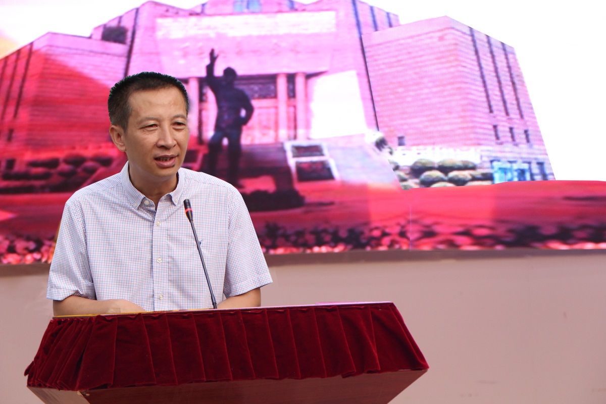 1百色市僑聯副主席梁家迅先生宣布閉營.jpg 1百色市僑聯副主席梁家迅先生宣布閉營.jpg