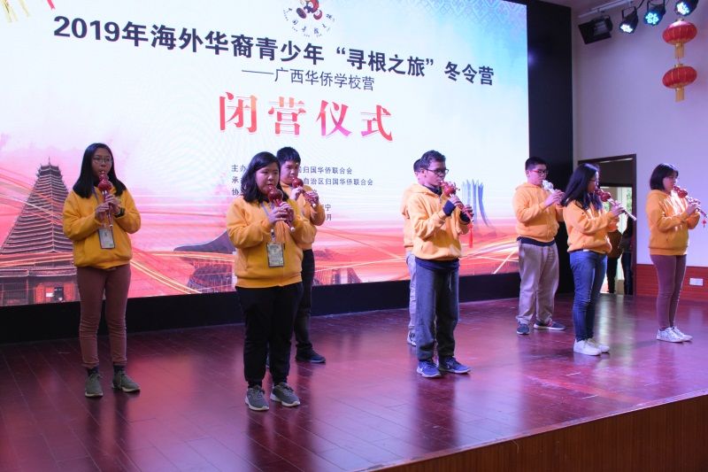 校營(yíng)員代表吹奏侗笛《吹起侗笛跳起舞》.jpg
