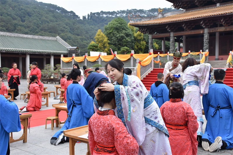 廣西華僑學(xué)校黨委委員黃華貞為營(yíng)員加笄.JPG