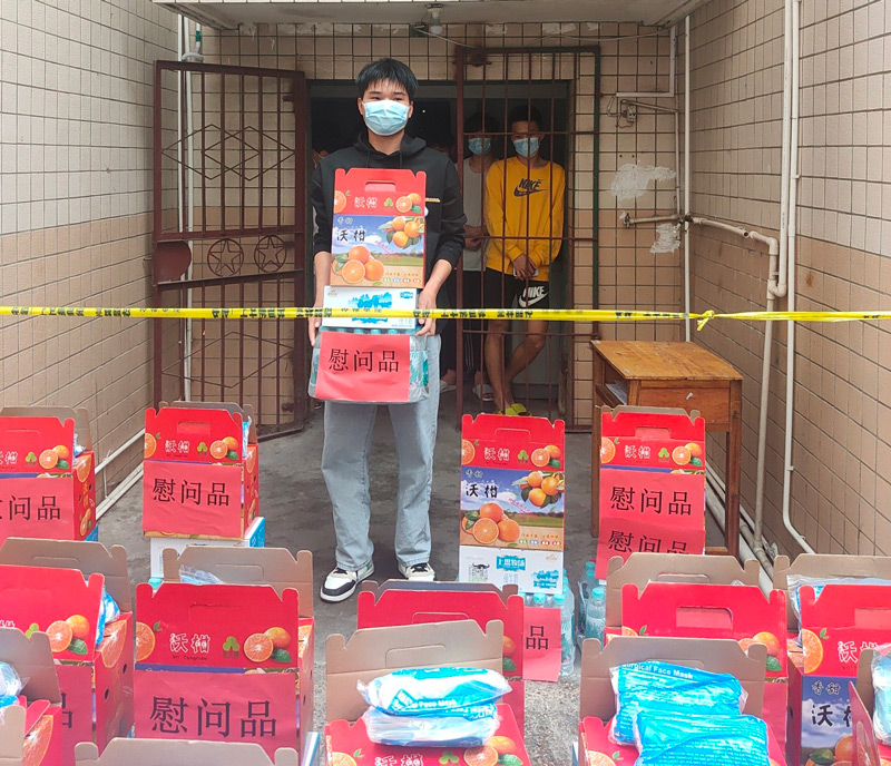 居宿舍隔離觀察學生依次有序領取慰問品.jpg