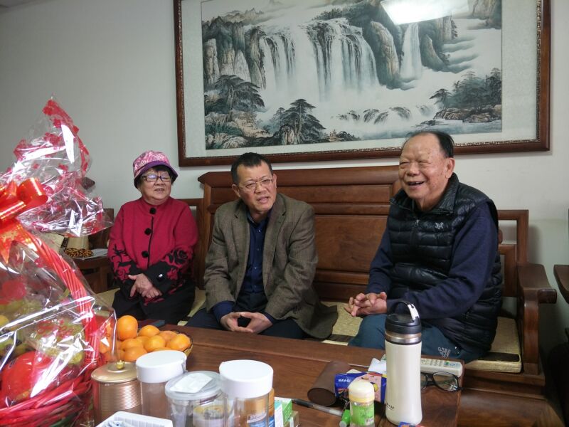 林偉副書記慰問退休老干部鄒東明.jpg