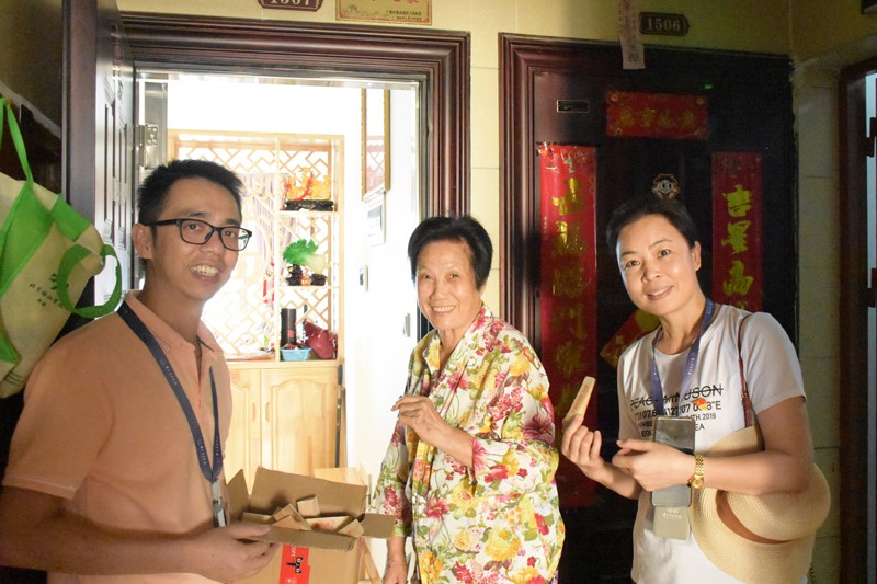 第二黨支部黨員為僑苑小區居民(中間)送上門塞.jpg
