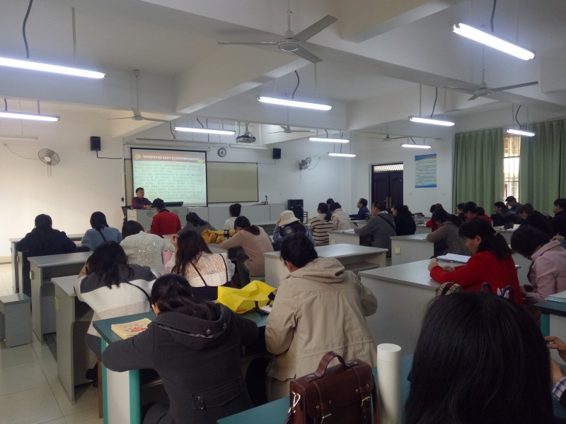 第七黨支部全體黨員同志認真學習記錄黨課內(nèi)容.jpg
