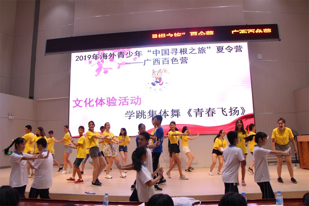 中外學生齊跳集體舞.jpg 中外學生齊跳集體舞.jpg