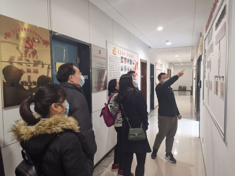 1 我校第二支部黨員參觀學(xué)中學(xué)黨支部黨建陣地環(huán)境.jpg