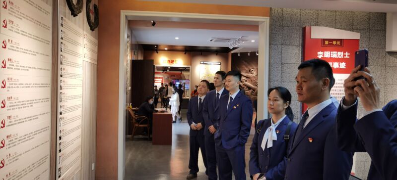 圖3:參觀活動的同志參觀烈士陳列館.jpg