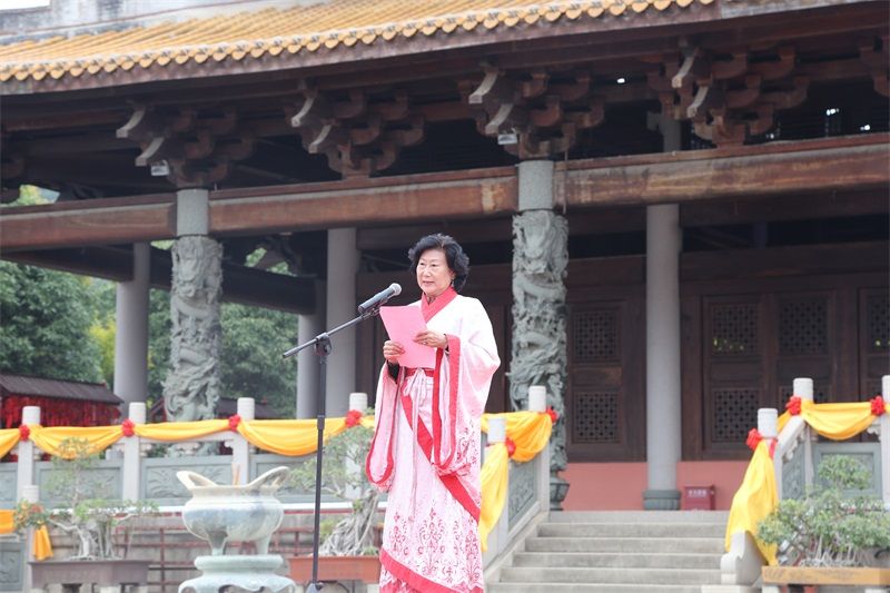 領(lǐng)隊(duì)代表澳門華夏文化藝術(shù)鑒賞交流會(huì)會(huì)長(zhǎng)張九齡發(fā)言.JPG 領(lǐng)隊(duì)代表澳門華夏文化藝術(shù)鑒賞交流會(huì)會(huì)長(zhǎng)張九齡發(fā)言.JPG