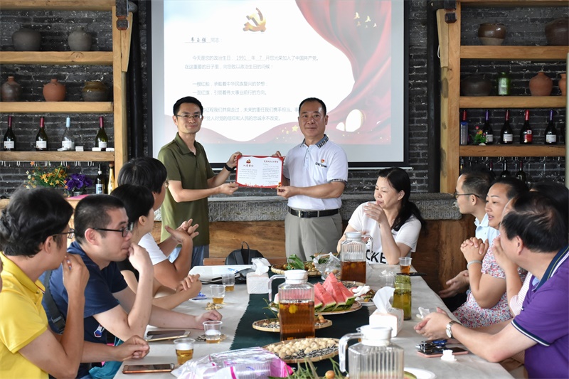 支部書記李想代表支部向韋玉強同志贈送賀卡.JPG