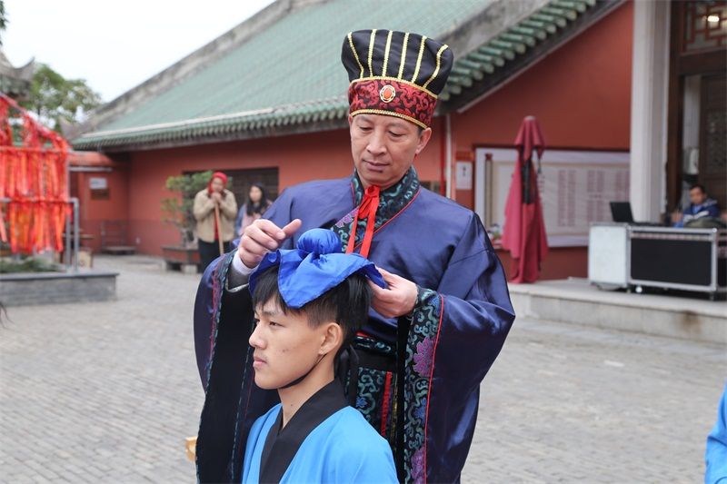 百色市僑聯(lián)副主席為營(yíng)員加冠.JPG
