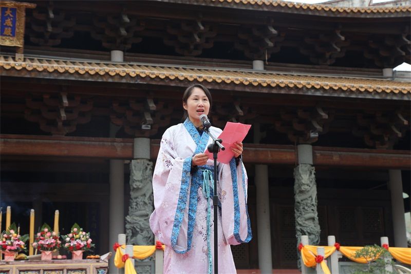 廣西華僑學(xué)校黨委委員黃華貞致辭.JPG 廣西華僑學(xué)校黨委委員黃華貞致辭.JPG