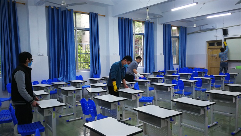 10兄弟齊心打掃教室.jpg