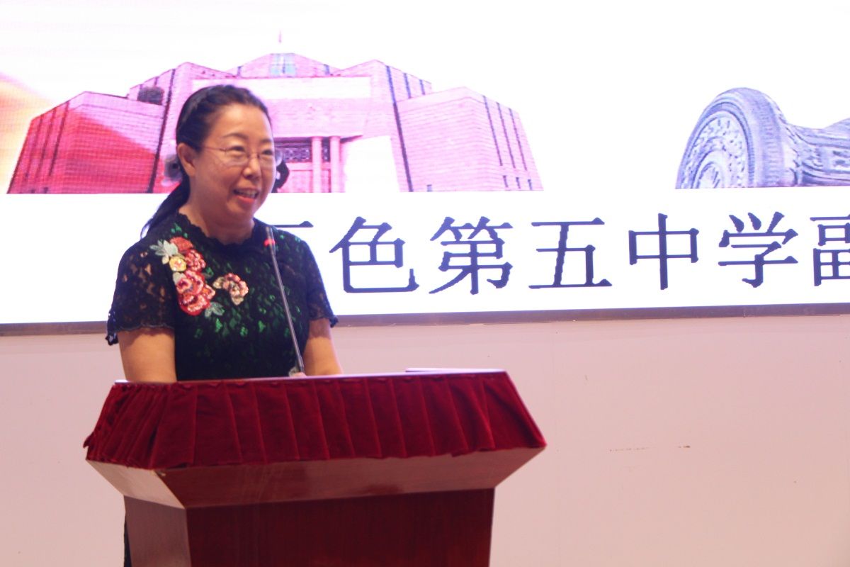 2百色市第五中學副校長袁群女士致辭.jpg 2百色市第五中學副校長袁群女士致辭.jpg