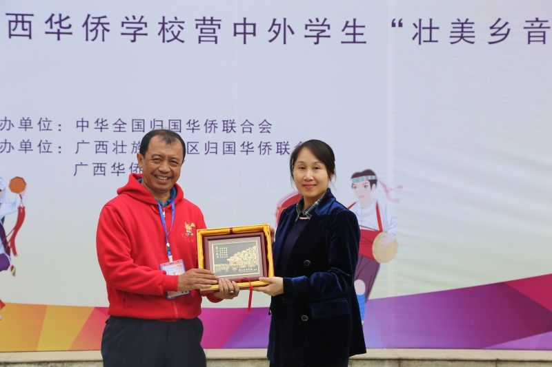 學校黨委委員黃華貞代表廣西華僑學校與小太陽三語國民學校互換紀念品.jpg