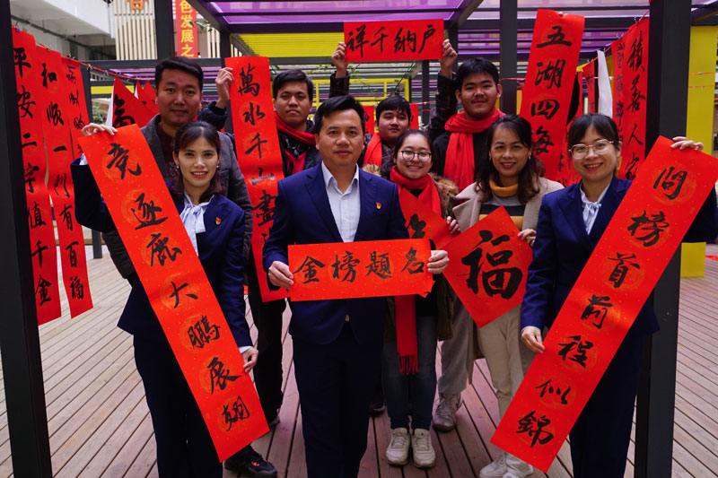 5、與留學生一起迎新春.jpg 5、與留學生一起迎新春.jpg