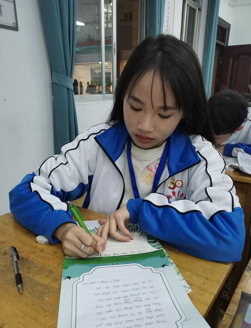 越南語書法比賽進行中.jpg