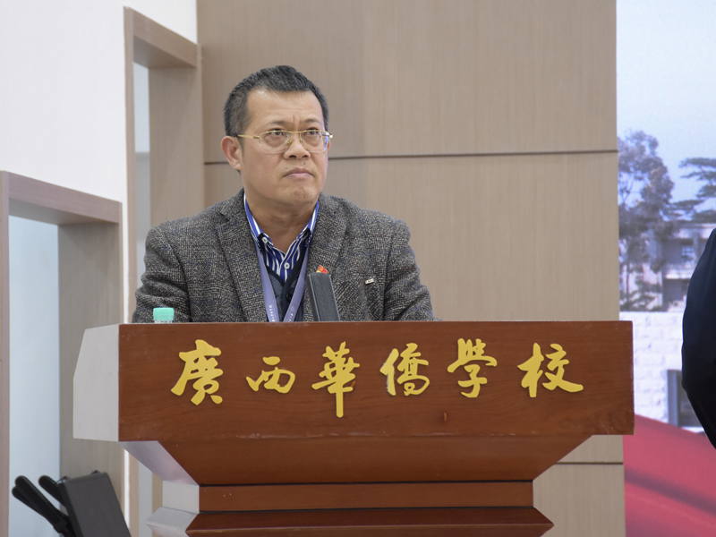 學(xué)校黨委副書記林偉主持講座.jpg 學(xué)校黨委副書記林偉主持講座.jpg