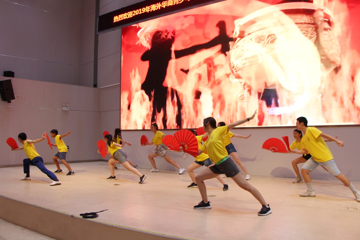 6夏令營(yíng)營(yíng)員代表展示武術(shù)學(xué)習(xí)成果《功夫扇》.jpg 6夏令營(yíng)營(yíng)員代表展示武術(shù)學(xué)習(xí)成果《功夫扇》.jpg