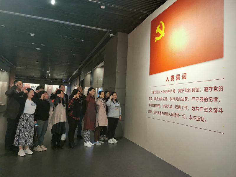 重溫入黨誓詞,銘記歷史,不忘初心.jpg 重溫入黨誓詞,銘記歷史,不忘初心.jpg