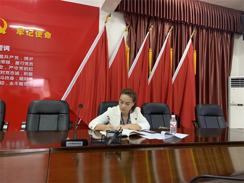 支部書記盧燕霞主持會議.JPG 支部書記盧燕霞主持會議.JPG