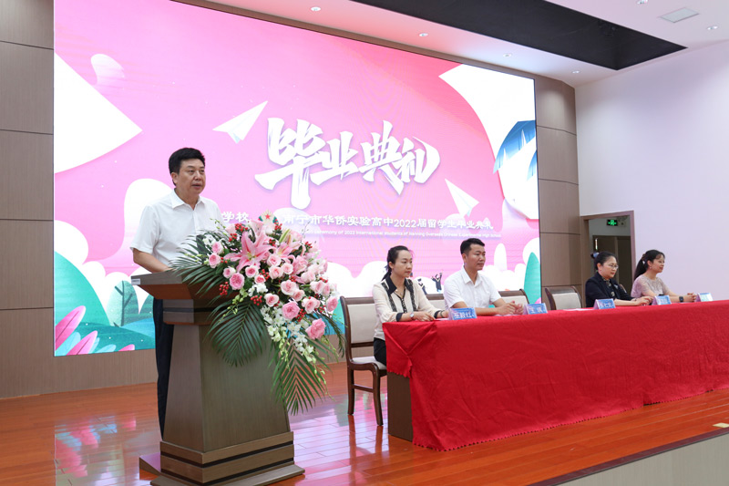 廣西華僑學校黨委書記張七文（左一）致辭.jpg