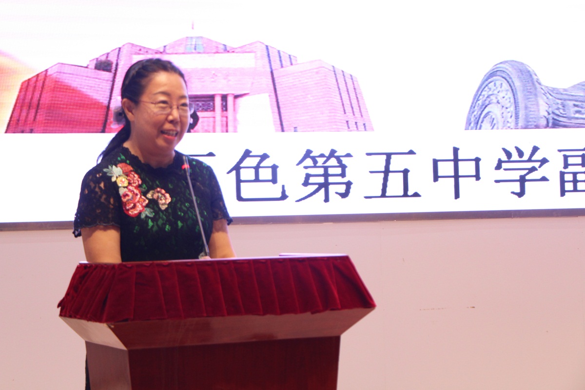 2百色市第五中學(xué)副校長(zhǎng)袁群女士致辭.jpg 2百色市第五中學(xué)副校長(zhǎng)袁群女士致辭.jpg