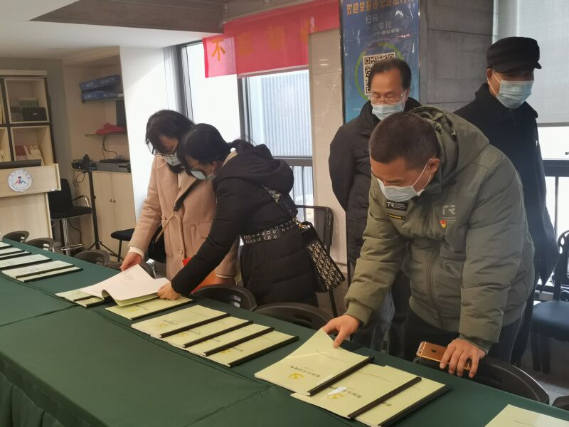 2 黨員們參觀翻閱學(xué)中學(xué)支部黨建資料臺(tái)賬,收獲頗豐.jpg