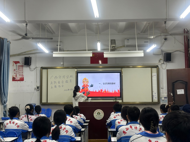 老師向學生講解消防器材知識.jpg