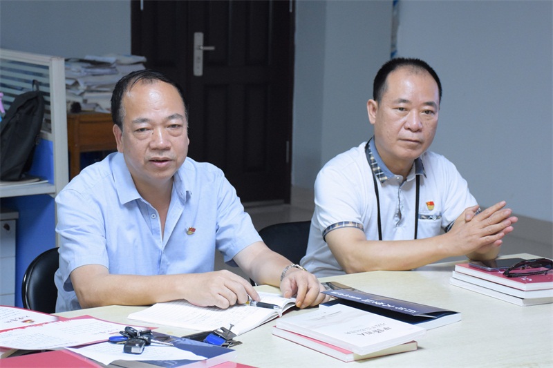 2.黨委委員楊永強代表黨委勉勵過政治生日的黨員.JPG 2.黨委委員楊永強代表黨委勉勵過政治生日的黨員.JPG