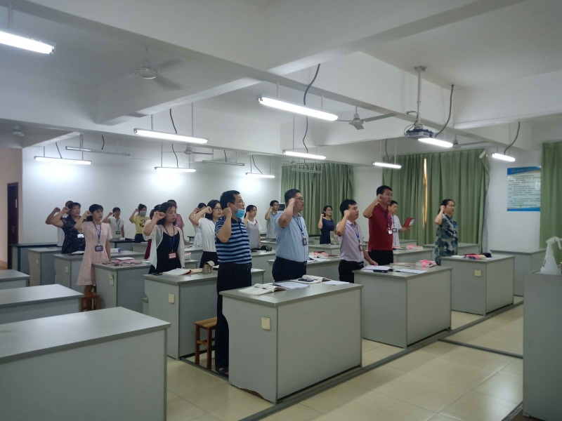8.宣傳委員寇美睿帶領全體黨員重溫入黨誓詞.jpg