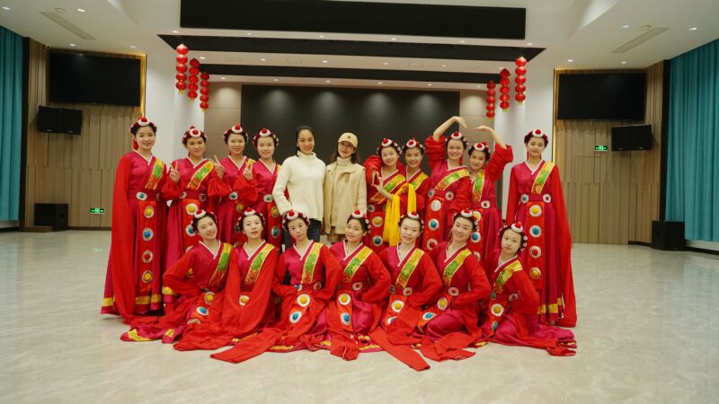 《藝術專業(yè)技能(中國舞表演)》指導老師與選手合影.jpg