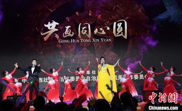 圖為節(jié)目演出現(xiàn)場。　林浩 攝