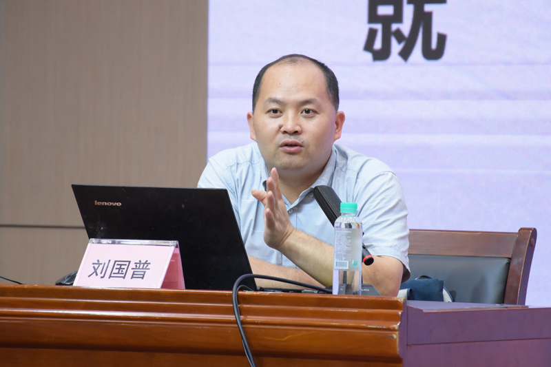 廣西民族大學(xué)馬克思主義學(xué)院副院長劉國普來校作專題講座.jpg 廣西民族大學(xué)馬克思主義學(xué)院副院長劉國普來校作專題講座.jpg