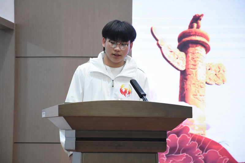 “網絡搭建與應用”賽項自治區級一等獎獲得者楊承和同學發言.jpg “網絡搭建與應用”賽項自治區級一等獎獲得者楊承和同學發言.jpg