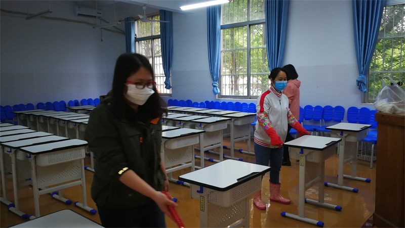 9姐妹齊心打掃教室.jpg