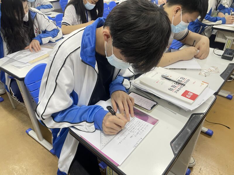 學(xué)生正在抄寫(xiě)清廉文化名言警句.jpg