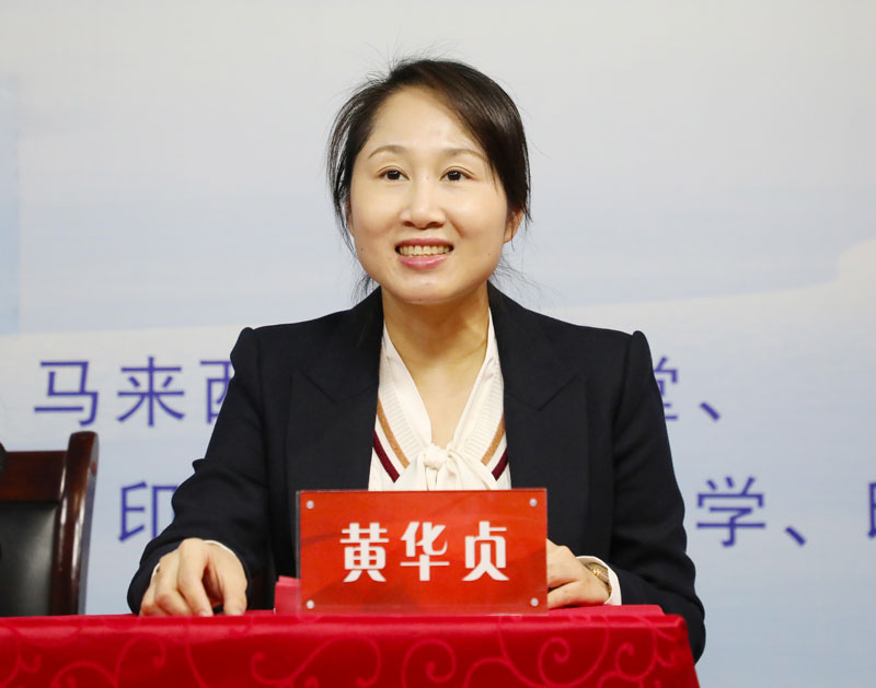 廣西華僑學校黨委委員、紀委書記黃華貞主持.jpg
