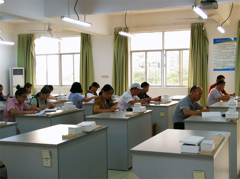 黨委副書記、校長陳進超,黨委委員覃志堅以普通黨員身份參加組織生活會.jpg