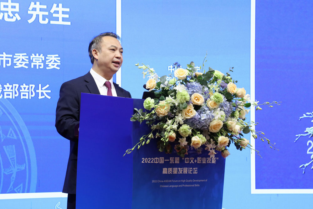 玉林市委常委、統(tǒng)戰(zhàn)部長(zhǎng)鄧國(guó)忠進(jìn)行現(xiàn)場(chǎng)演講.jpg 玉林市委常委、統(tǒng)戰(zhàn)部長(zhǎng)鄧國(guó)忠進(jìn)行現(xiàn)場(chǎng)演講.jpg