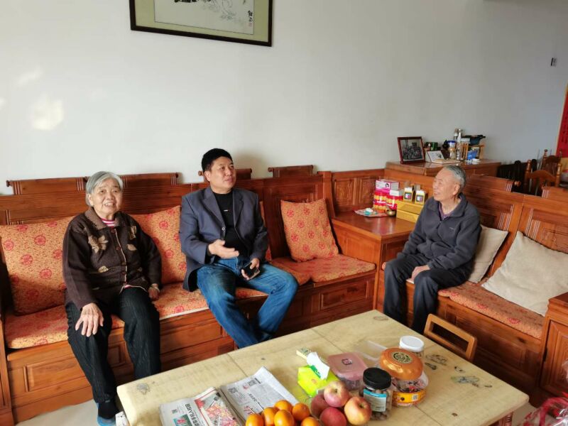 張七文書記慰問退休干部滿超英.jpg