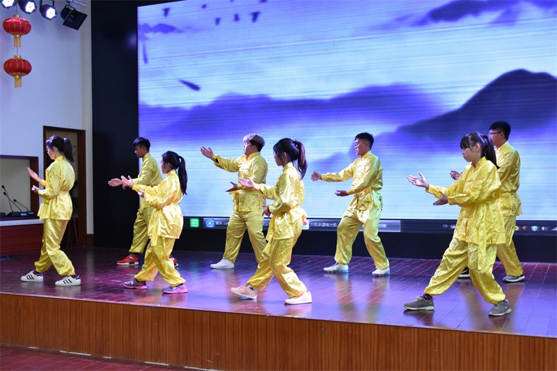 精彩瞬間4 營員代表表演太極.JPG