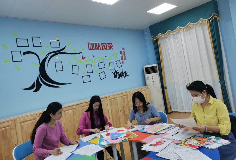 教師在評審作品.jpg