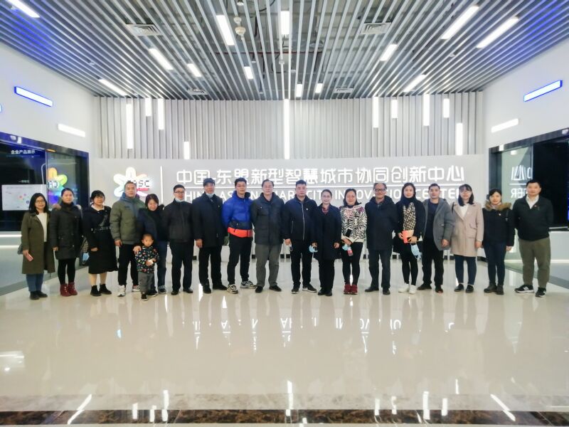 5 黨員們參觀中國(guó)—東盟新型智慧城市協(xié)同創(chuàng)新中心展廳.jpg