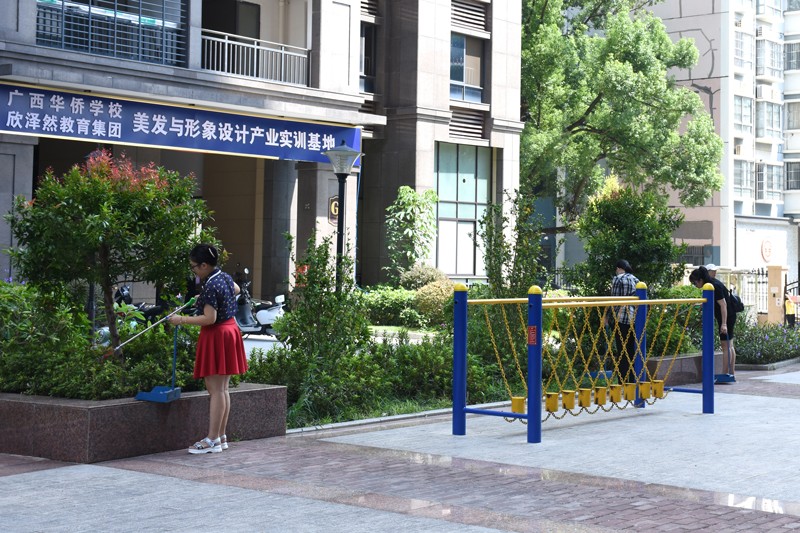 第二黨支部黨員清理僑苑小區綠化帶垃圾.jpg