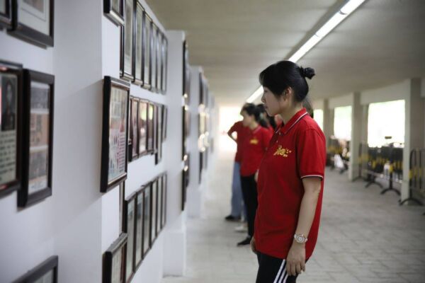 7.黨員同志參觀黨史圖片展.jpg