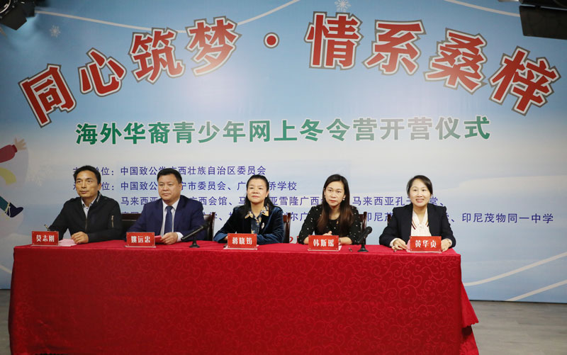 現(xiàn)場參會領導.jpg 現(xiàn)場參會領導.jpg