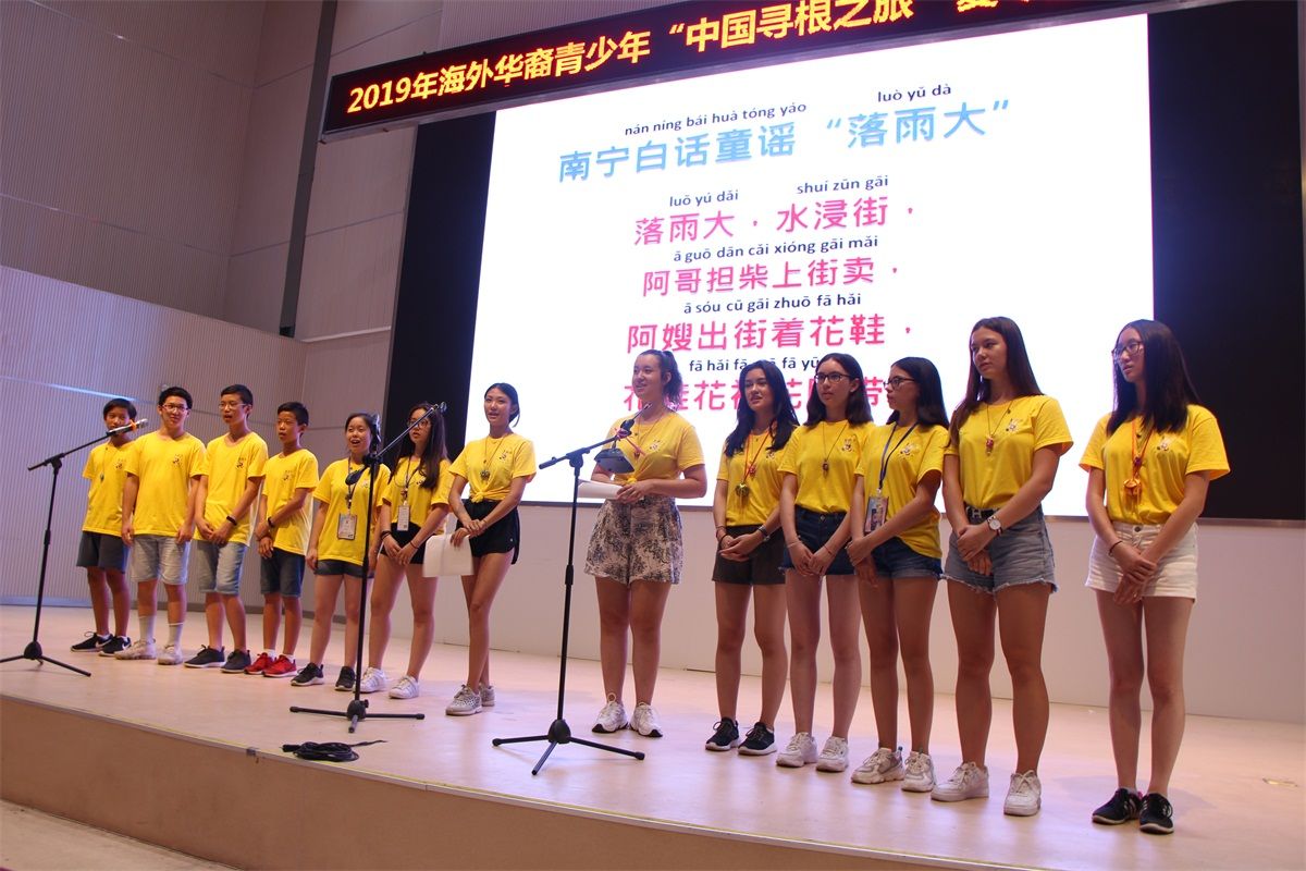 德國紐倫堡中文學校營員展示《中國方言串燒》.jpg 德國紐倫堡中文學校營員展示《中國方言串燒》.jpg