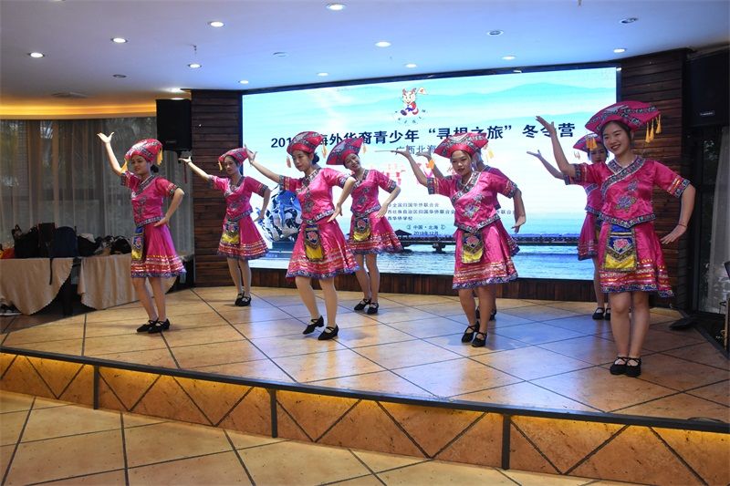 國內學生表演壯族舞蹈尼的呀.JPG