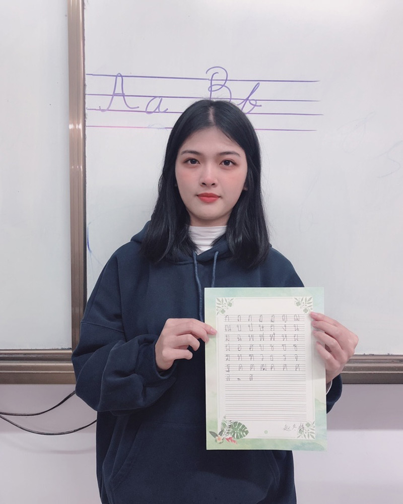 學生展示泰語書法作品.jpg