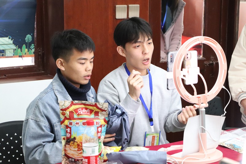 圖4-學生直播帶貨廣西特產螺螄粉.jpg
