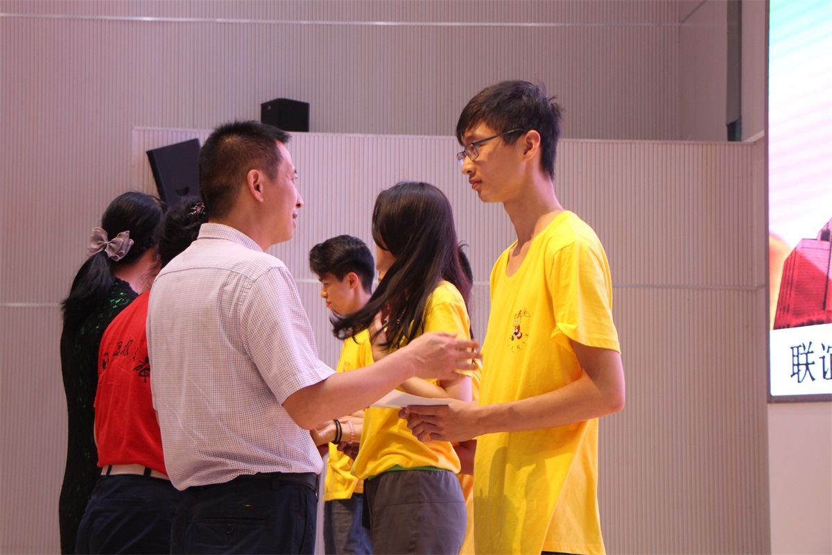 百色市僑聯副主席梁家迅先生為營員頒發結業證書.jpg 百色市僑聯副主席梁家迅先生為營員頒發結業證書.jpg